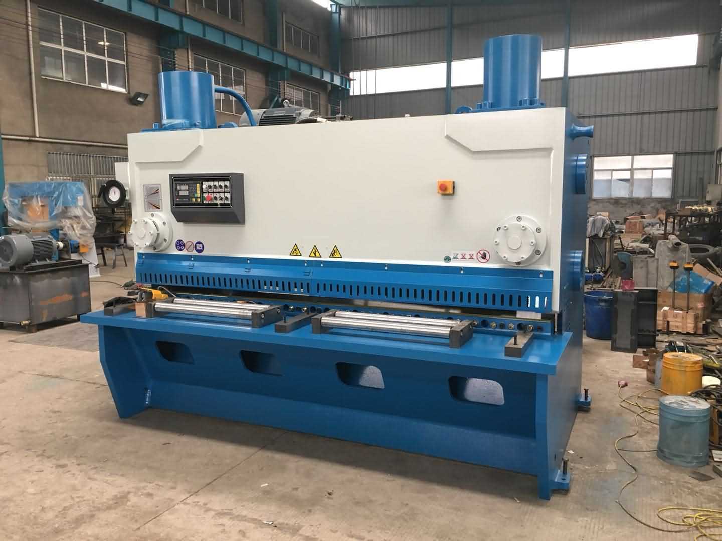 Hydraulic guillotine shearing machine